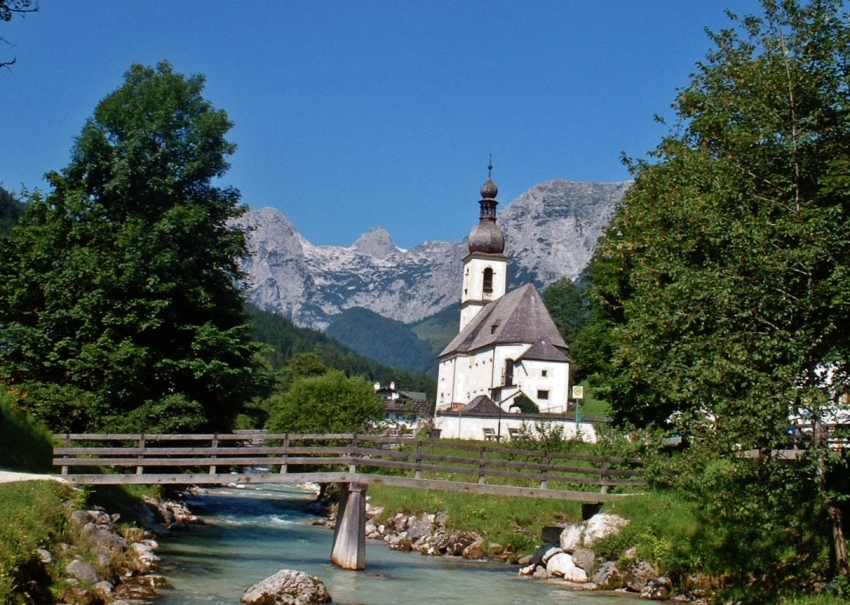 Ramsauer Pfarrkirche gegen Reiteralpe