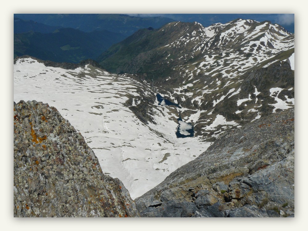 Rando Montvalier 2838m le 30 juin 2013.Etape N°9 : Du sommet vue sur les Etangs Milouga et Arouech.