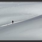 Randonneur approchant du refuge de La Blanche. Queyras