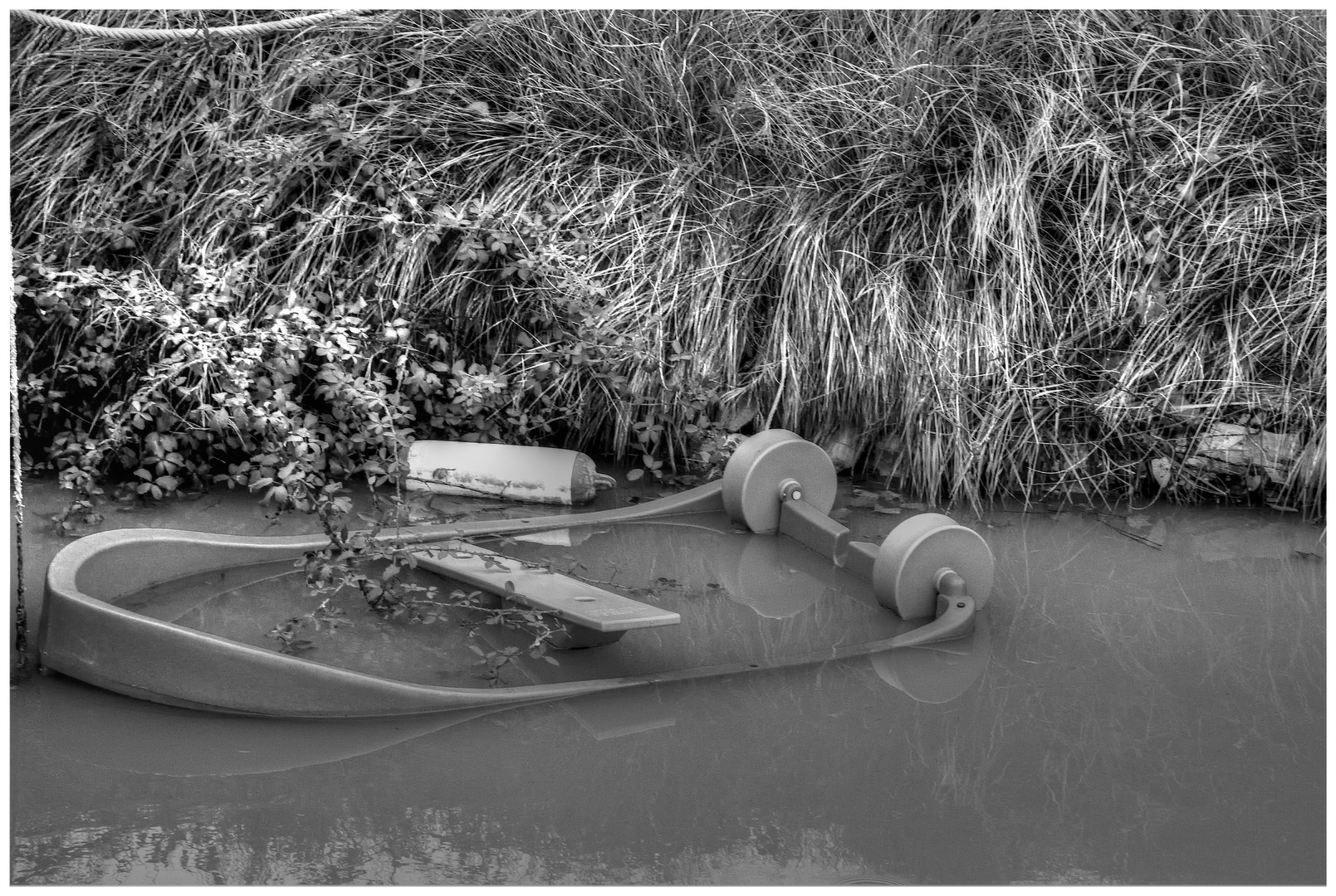 randvoll; Beiboot im Canal du Midi_Monochrom