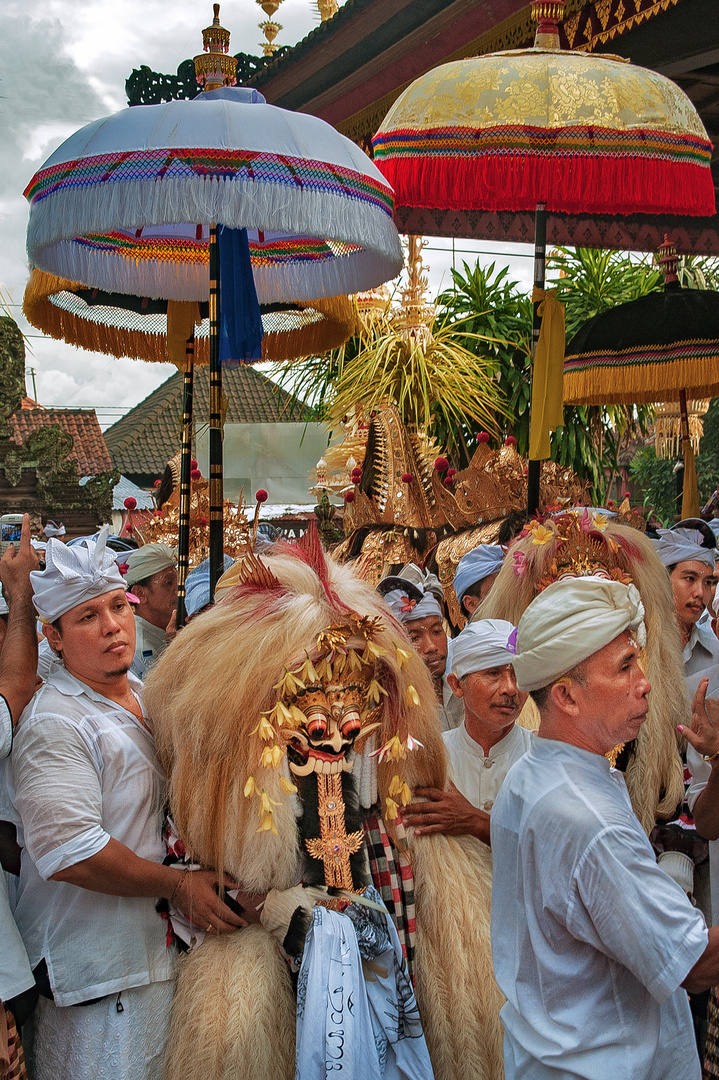 Rangda is brought to the Gedong