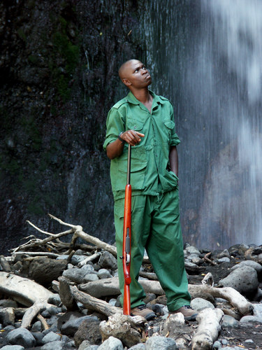 Ranger am Wasserfall