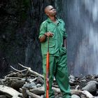 Ranger am Wasserfall