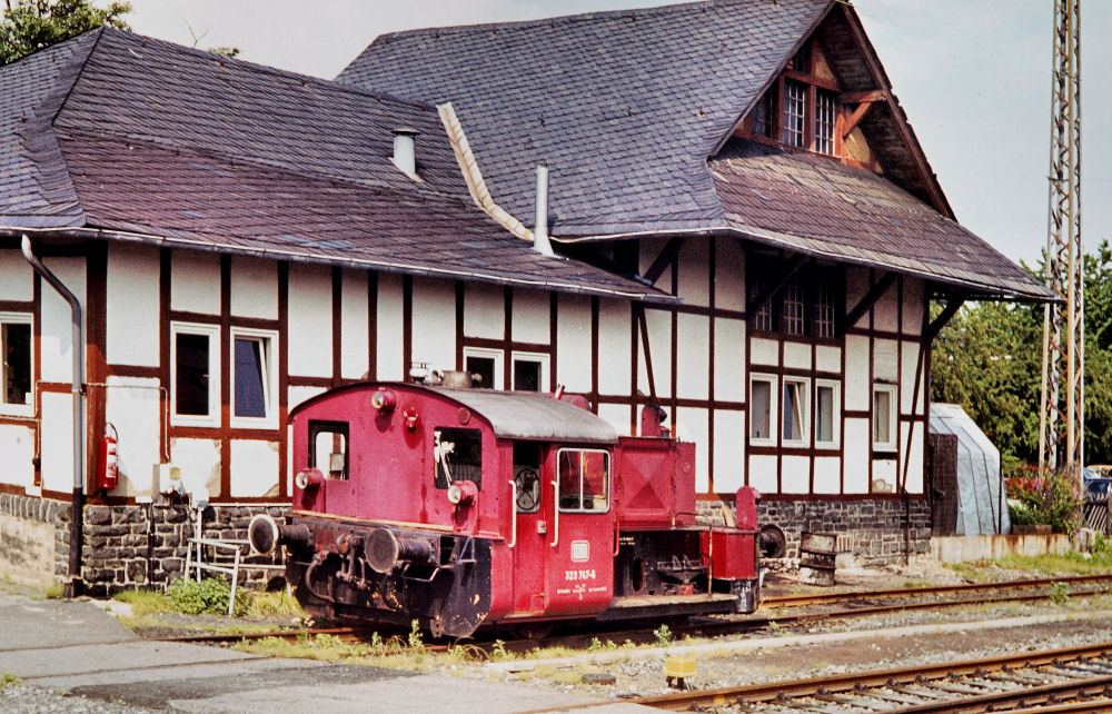 Rangierlok am kleinen Bahnhof