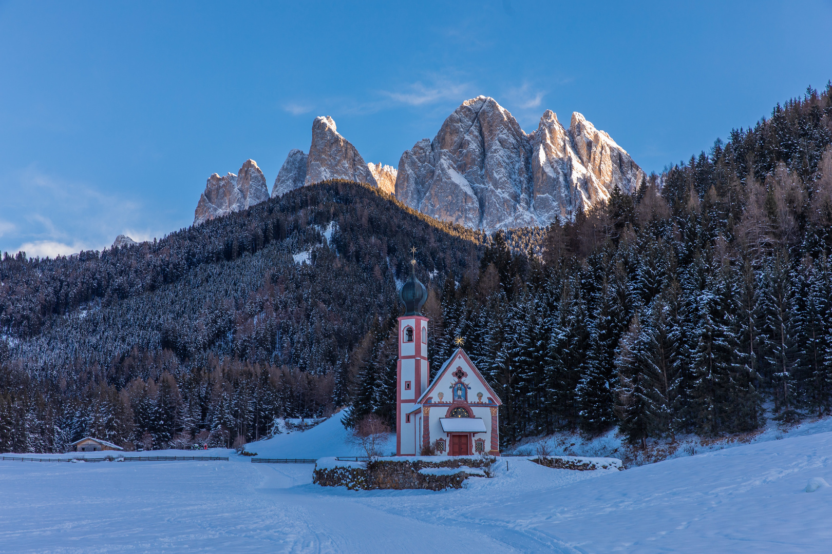 Ranui-Kirchlein im Abendlicht