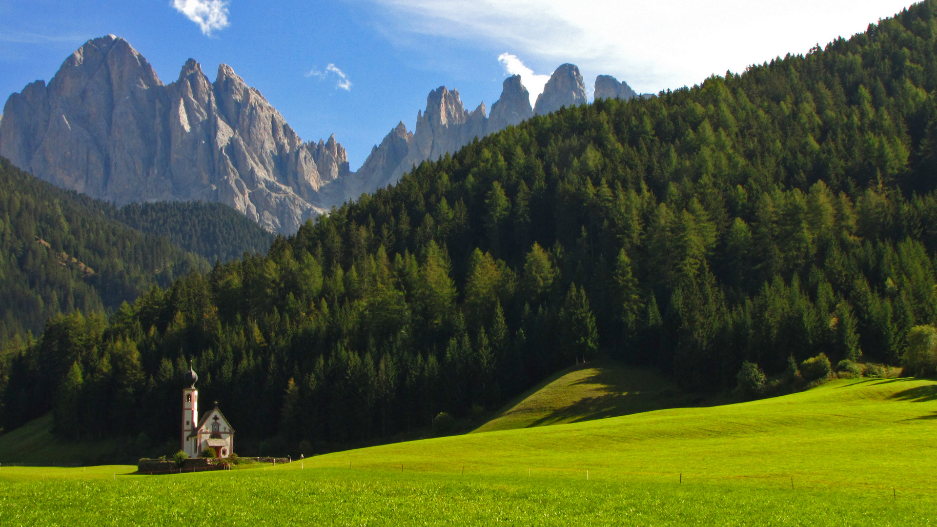 Ranuikirchl im Villnösstal - im Hintergrund die Geislergruppe in den Dolomiten