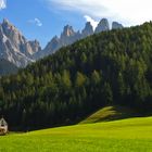 Ranuikirchl im Villnösstal - im Hintergrund die Geislergruppe in den Dolomiten