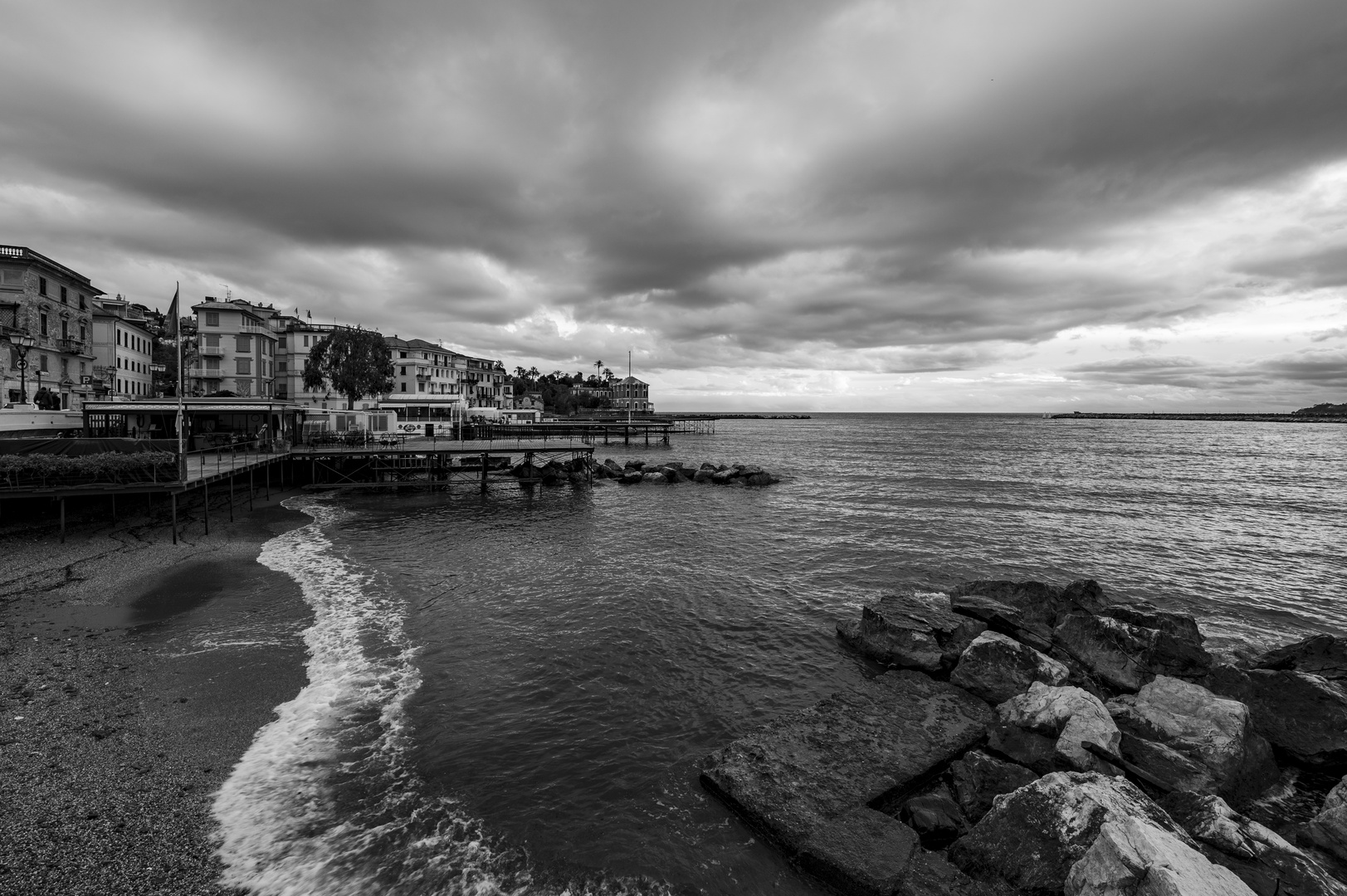 Rapallo una giornata nuvolosa in  bn