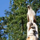 Rapaz y ardilla talladas en el tronco de un árbol (Le Mans/ Francia)