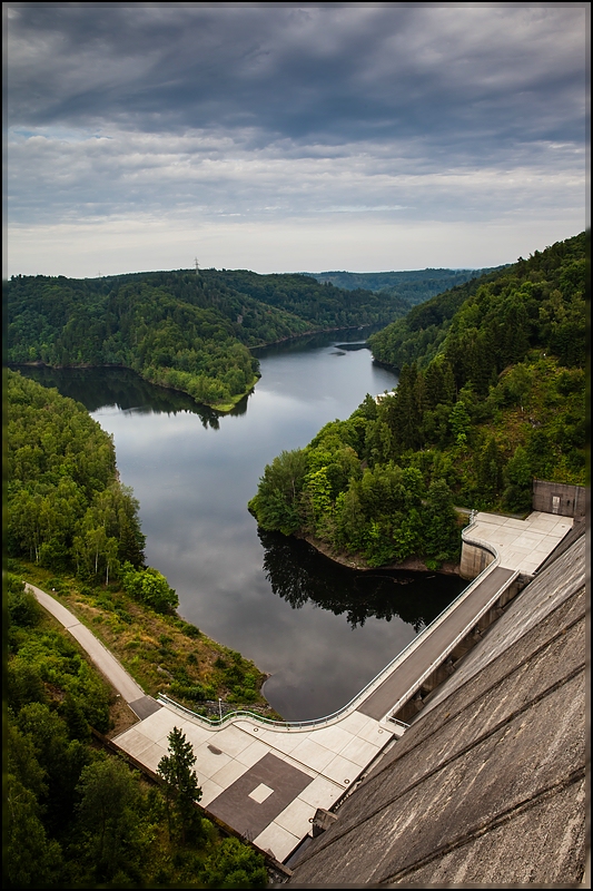 ...Rappbodetalsperre-Staumauer mit Blick ins Tal...