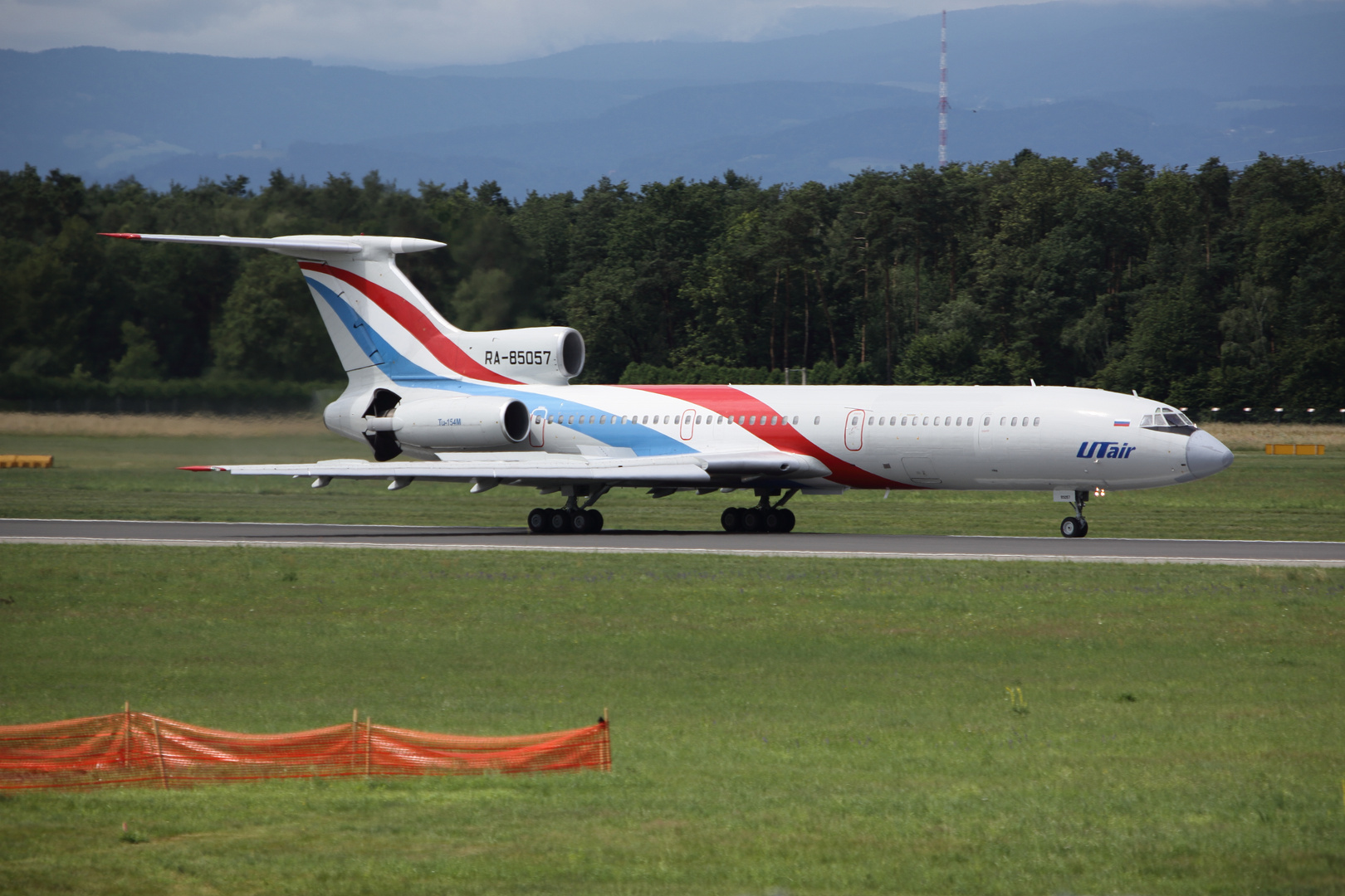 Rarität TU-154M... RA-85057, UTair in Graz