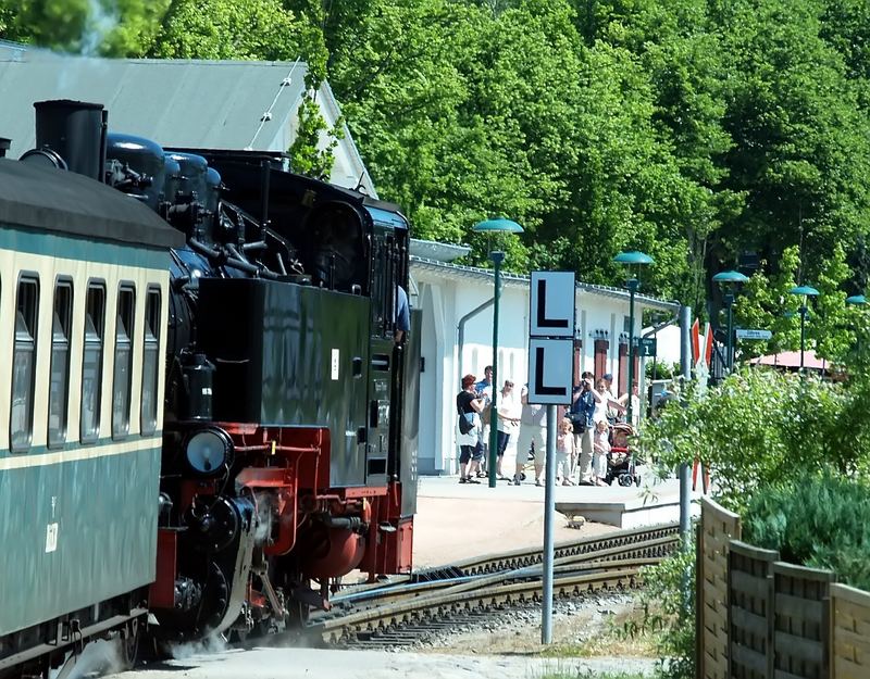 Rasender Roland fährt im Bahnhof Binz ein