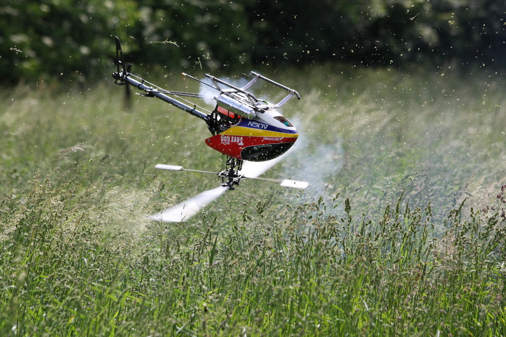 Rasenmähen mit Hubschrauber