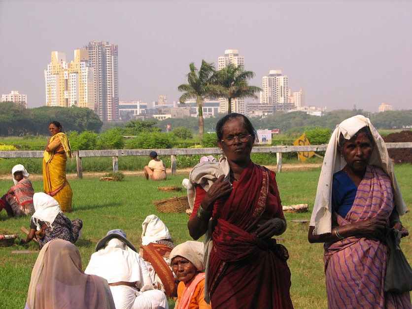 Rasenpflegerinnen auf der Rennbahn von Bombay__Lawn groomers at the Mahalaxmi Race Track in Bombay