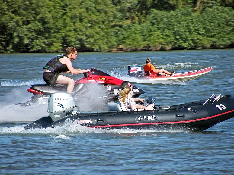 Raser auf dem Rhein