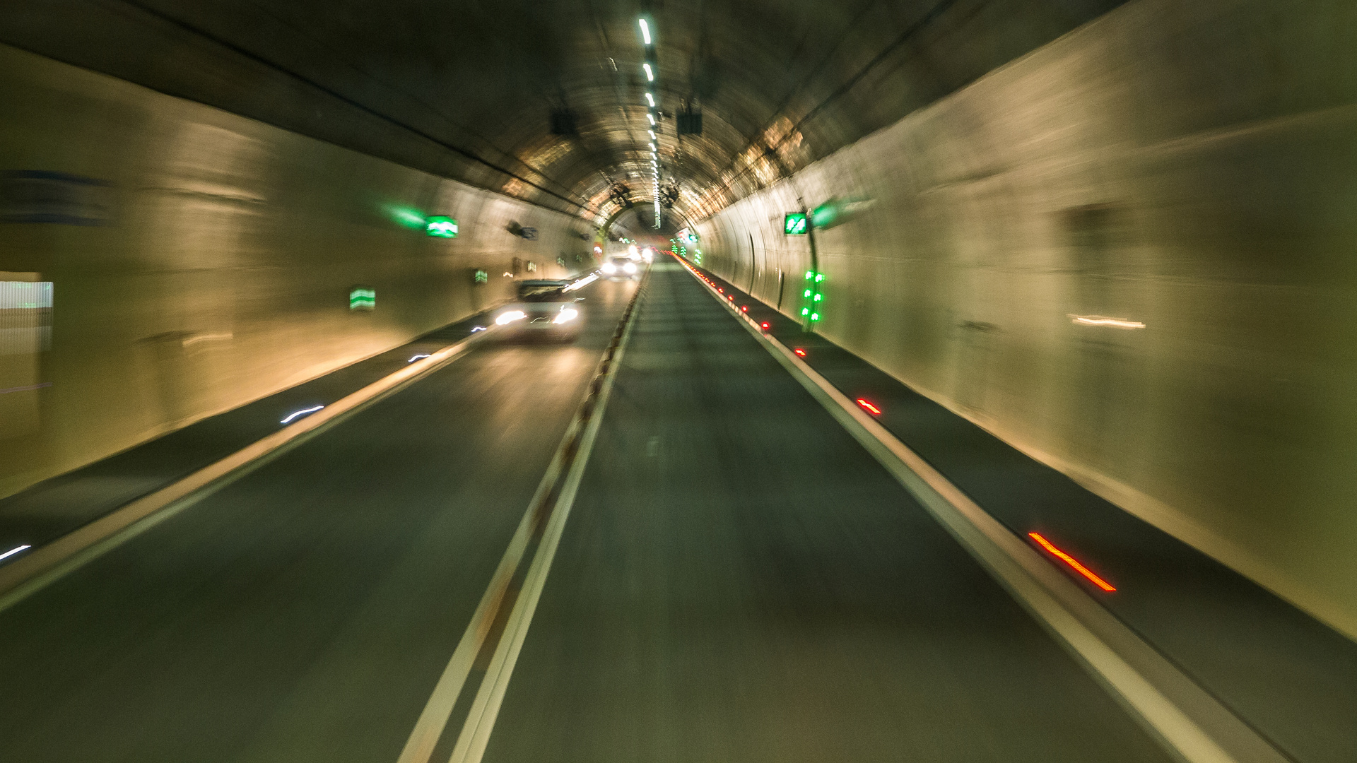 rassante Fahrt in den Tunnel