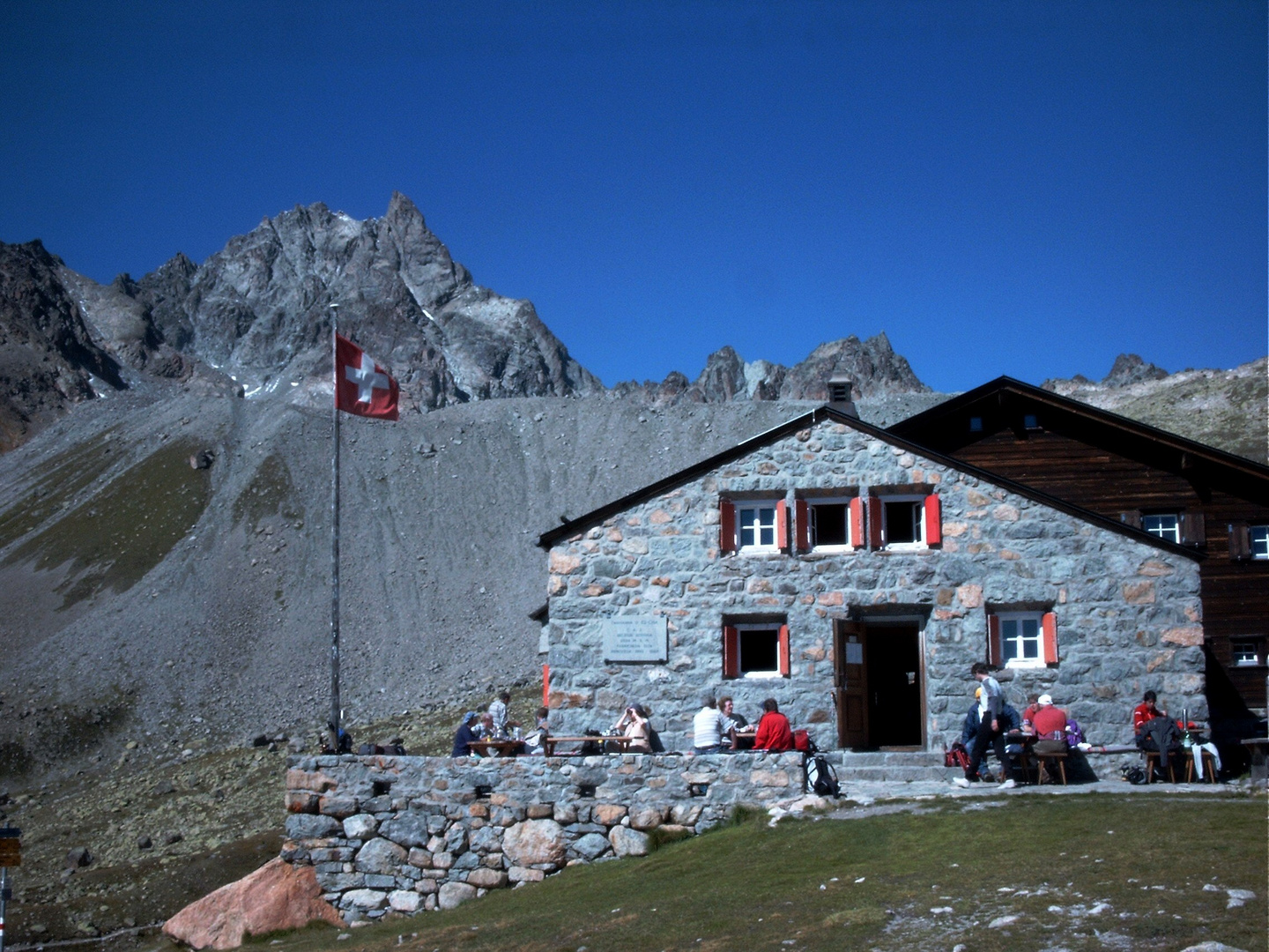 Rast an der Es-cha Hütte m. Piz Kesch