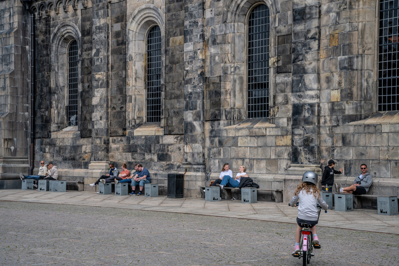 Rast in der Sonne auf dem Domplatz in Lund