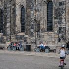 Rast in der Sonne auf dem Domplatz in Lund