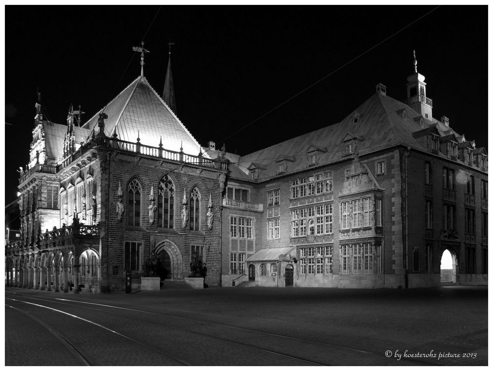 Rathaus bei Nacht.