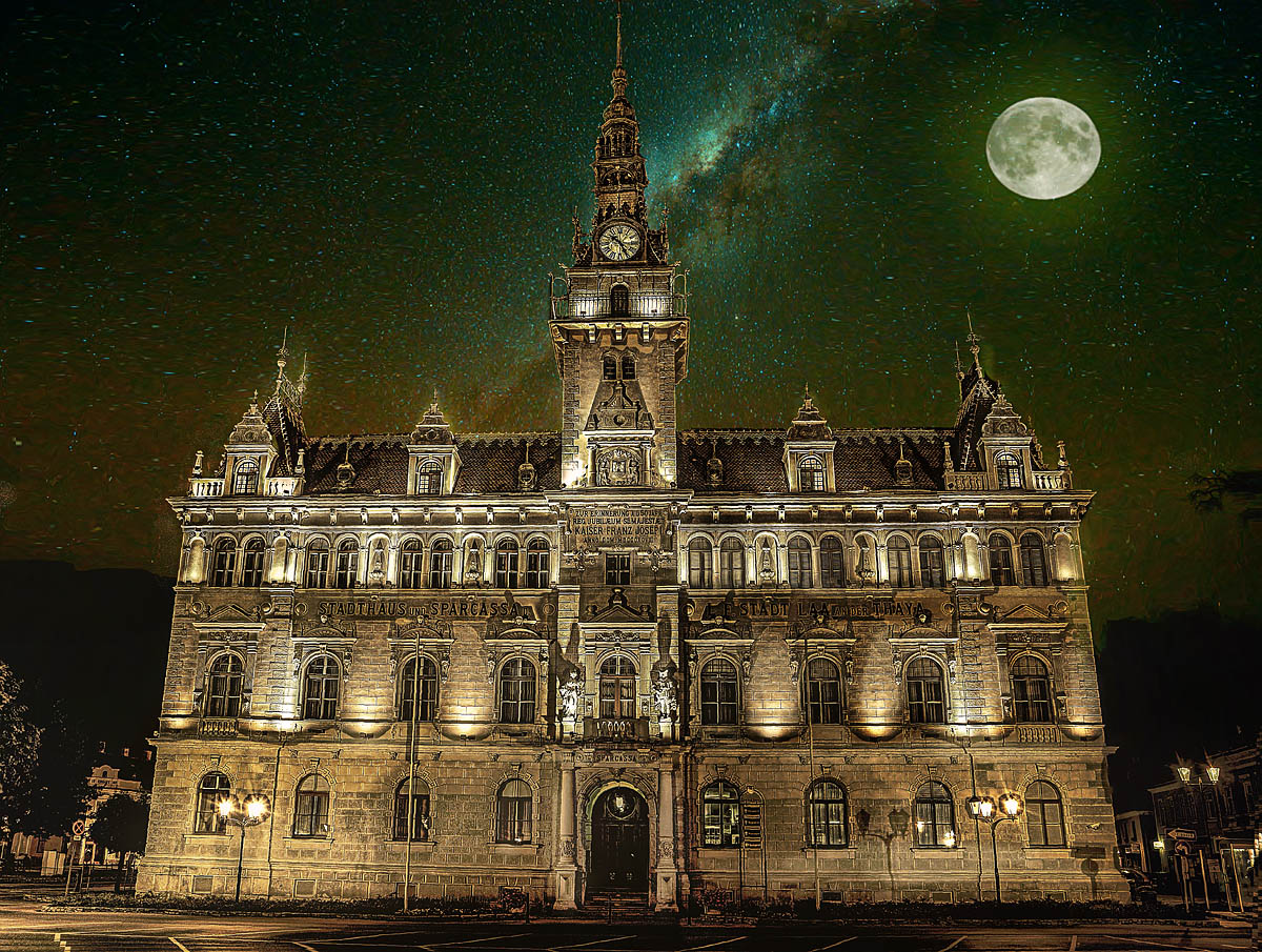 Rathaus bei Nacht und Mond