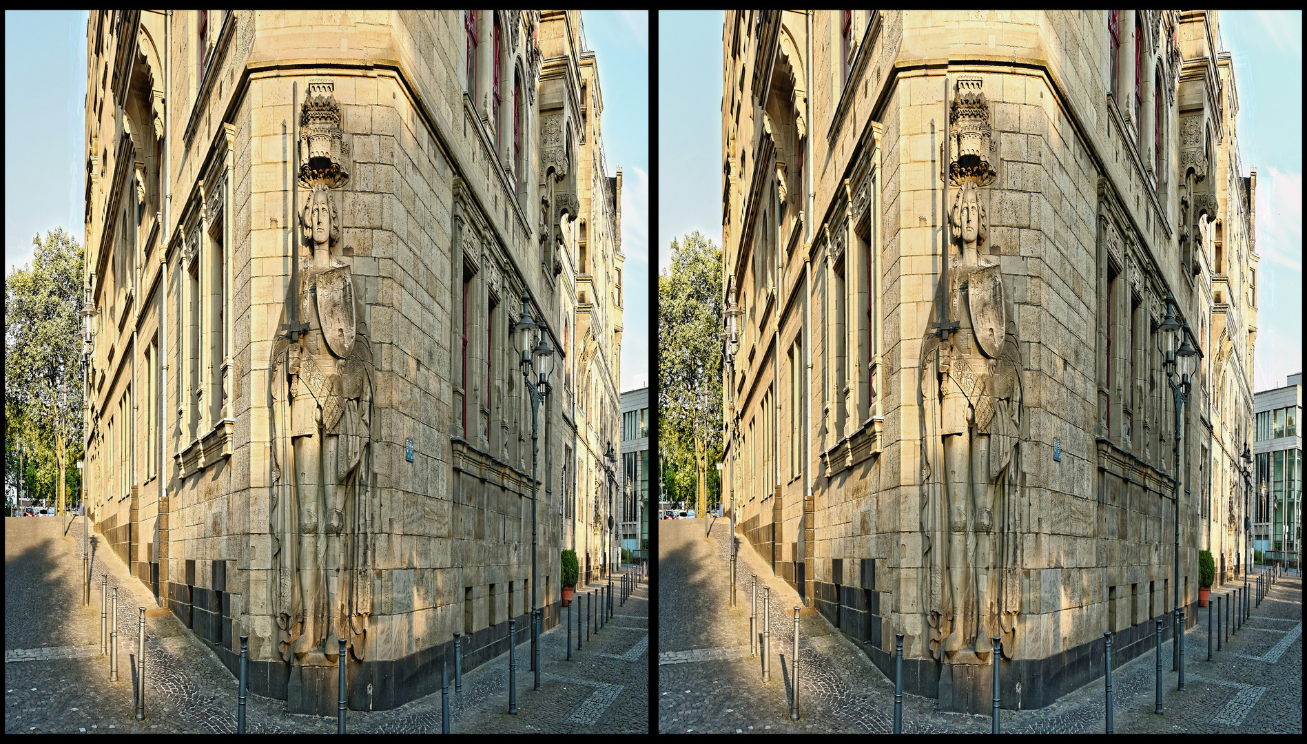 Rathaus der Stadt Duisburg - Rückseite - Kreuzblick