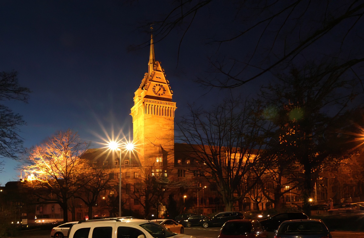 Rathaus Duisburg zur blauen Stunde