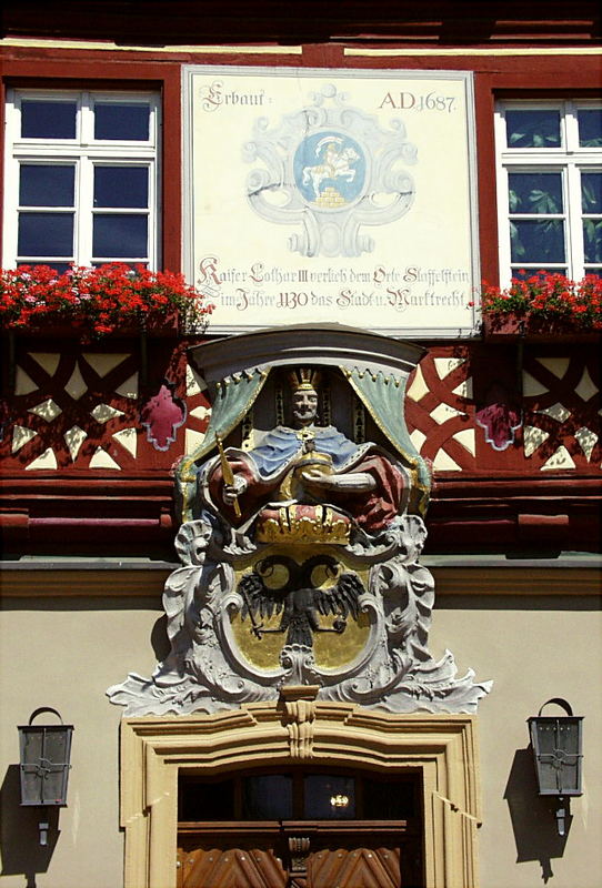 Rathaus-Eingangsportal ...
