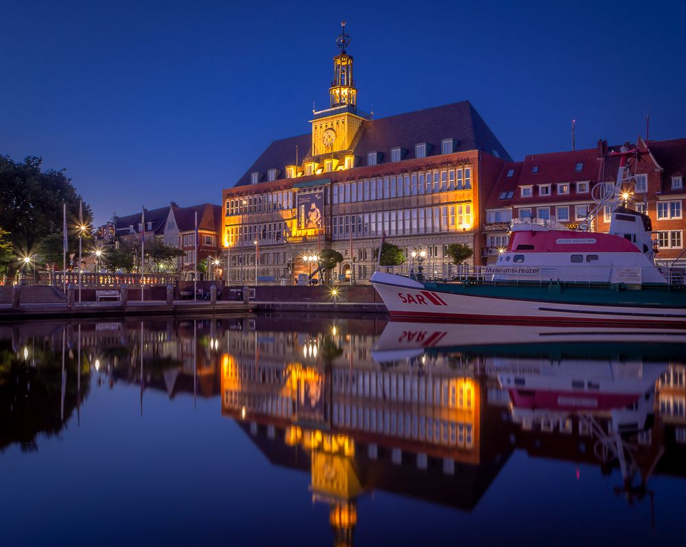 Rathaus Emden Foto amp Bild nachtaufnahme blaue stunde gespiegelt Bilder auf fotocommunity