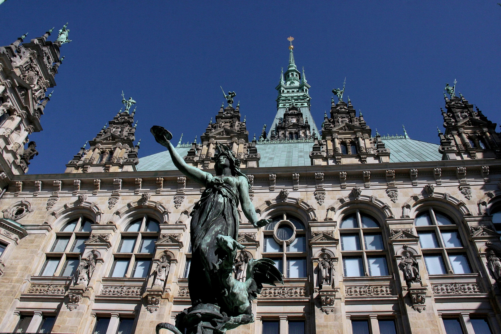 Rathaus-Fassade mit Brunnenfigur