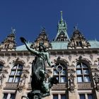 Rathaus-Fassade mit Brunnenfigur