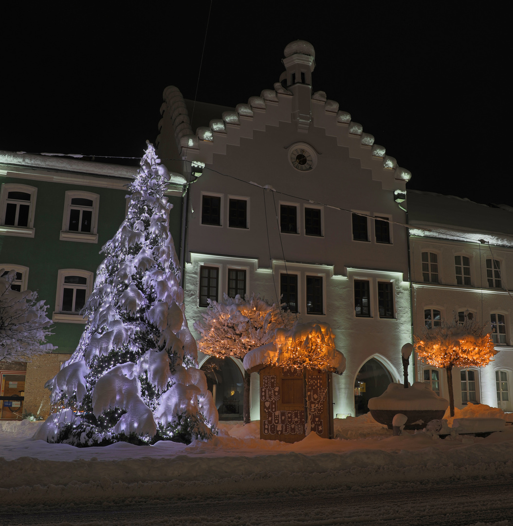 Rathaus Gangkofen mit Christbaum