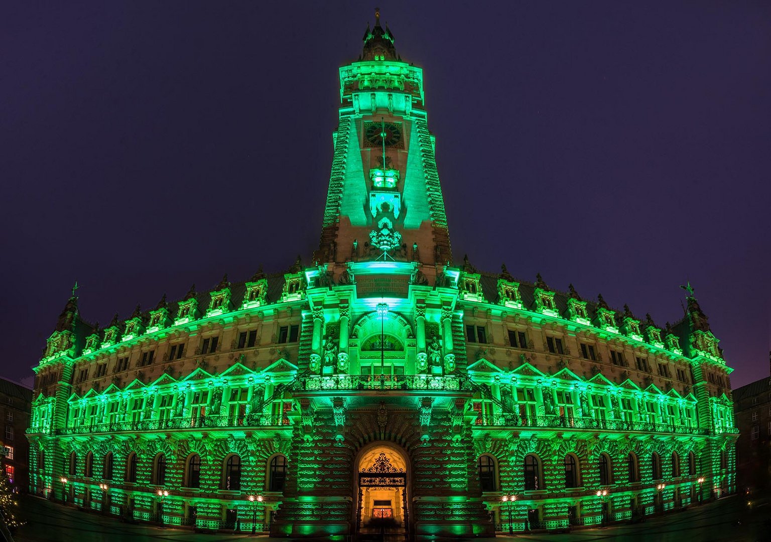 Rathaus Hamburg, grün beleuchtet