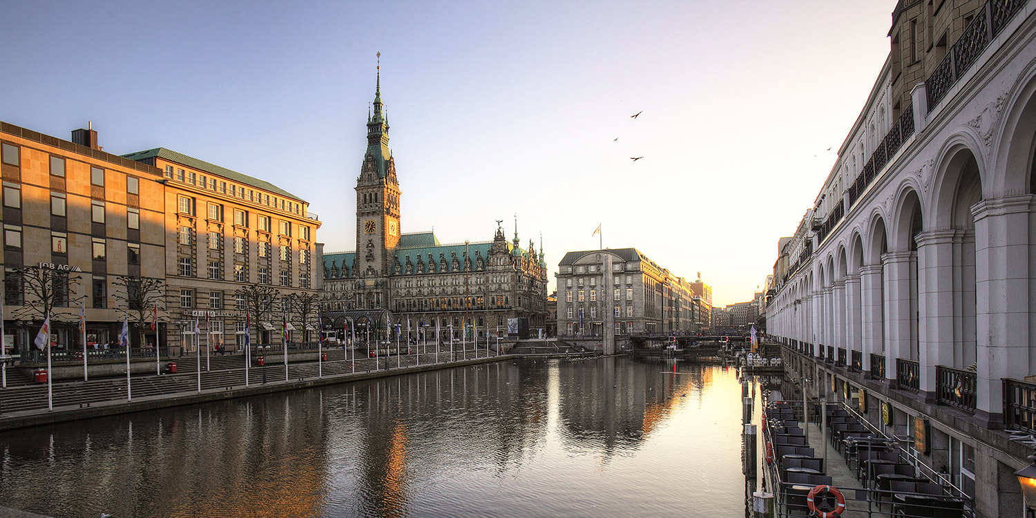 Rathaus Hamburg im Abendlicht