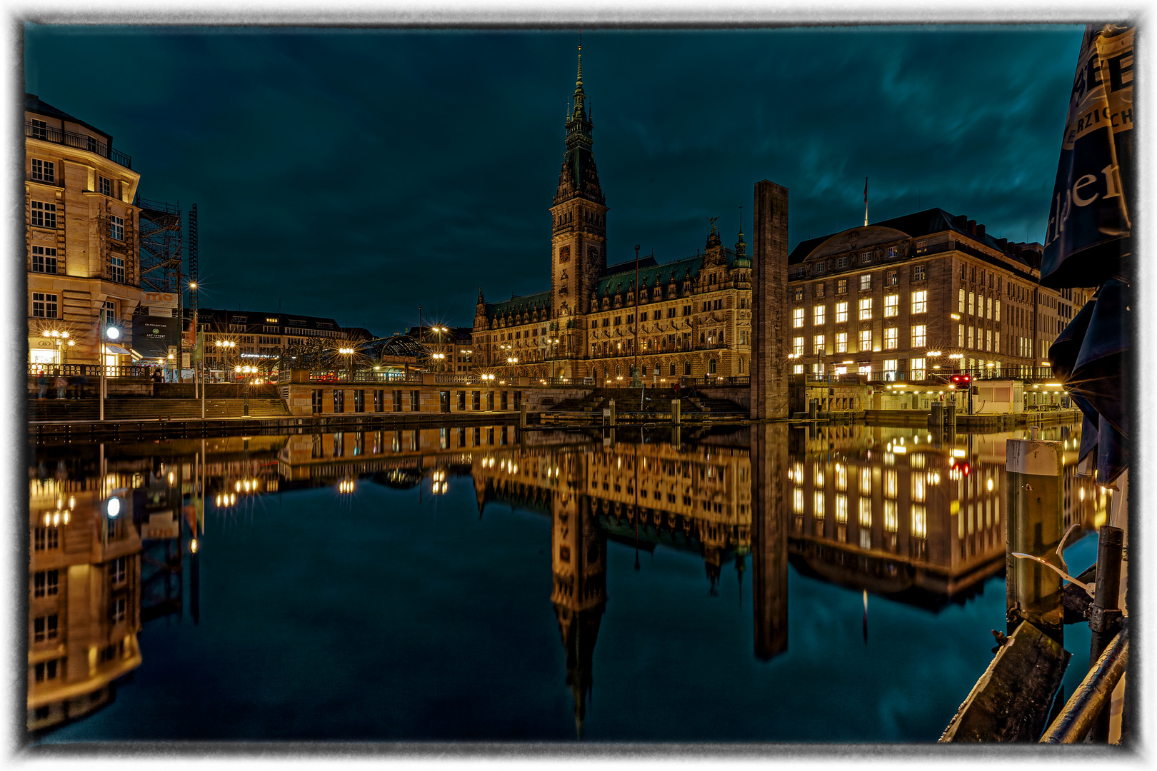 Rathaus Hamburg Nachts als Spiegelung