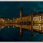 Rathaus Hamburg Nachts als Spiegelung