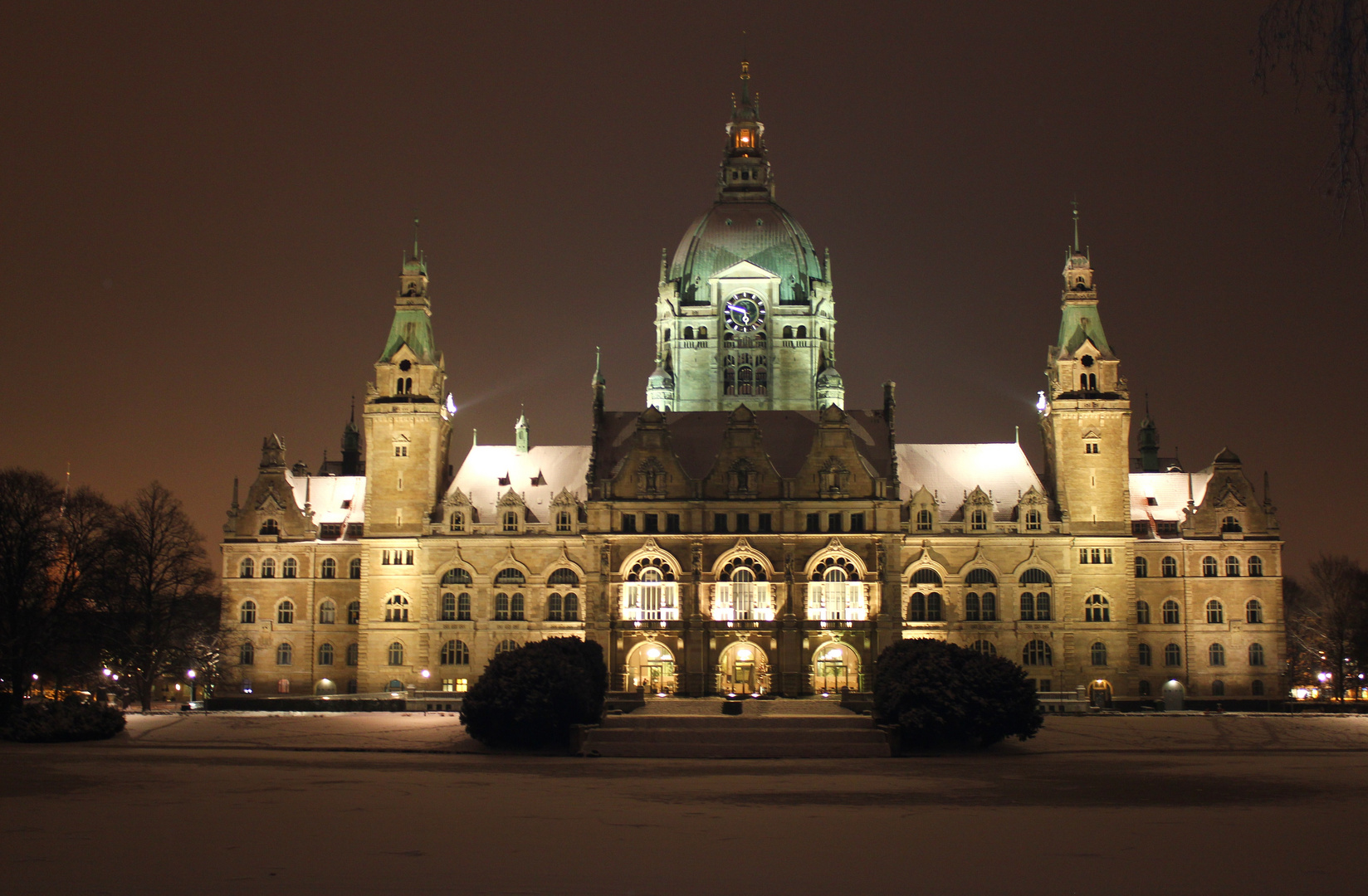 Rathaus Hannover bei Nacht und Schnee