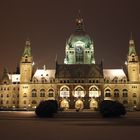 Rathaus Hannover bei Nacht und Schnee