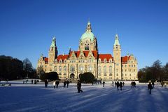 Rathaus Hannover umgeben von Eis