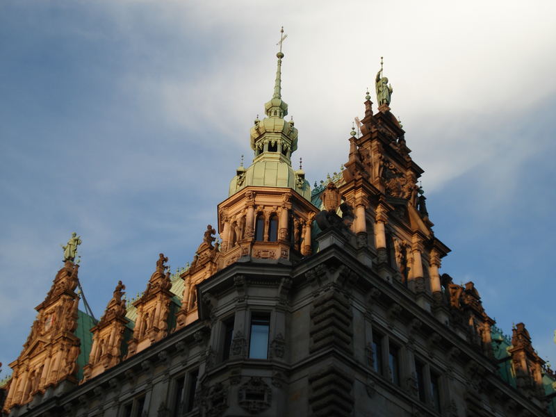 Rathaus im Halbschatten