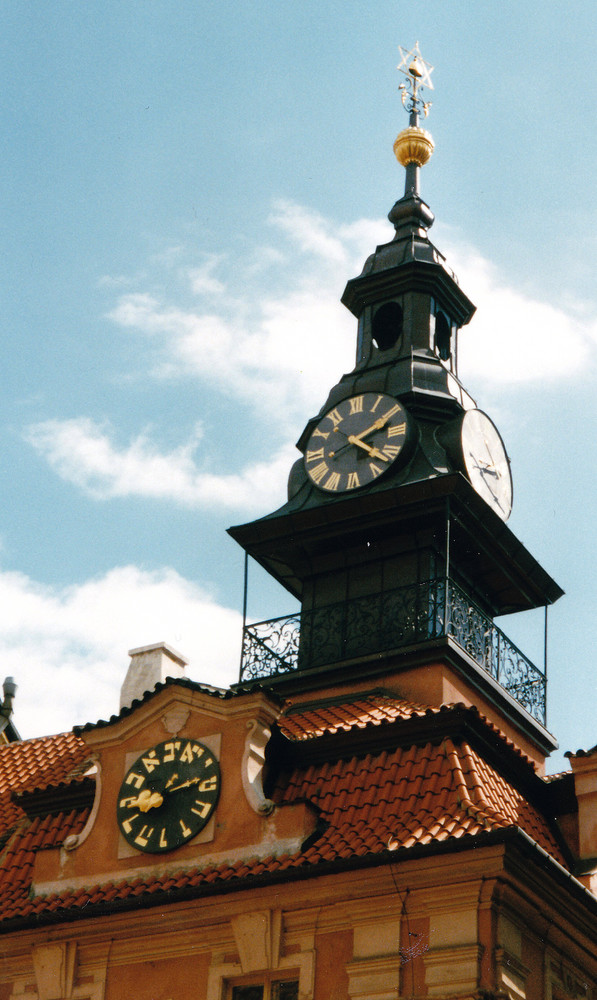 Rathaus im jüdischen Viertel mit unterschiedlichen Uhren