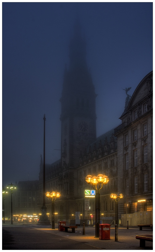 Rathaus im Nebel