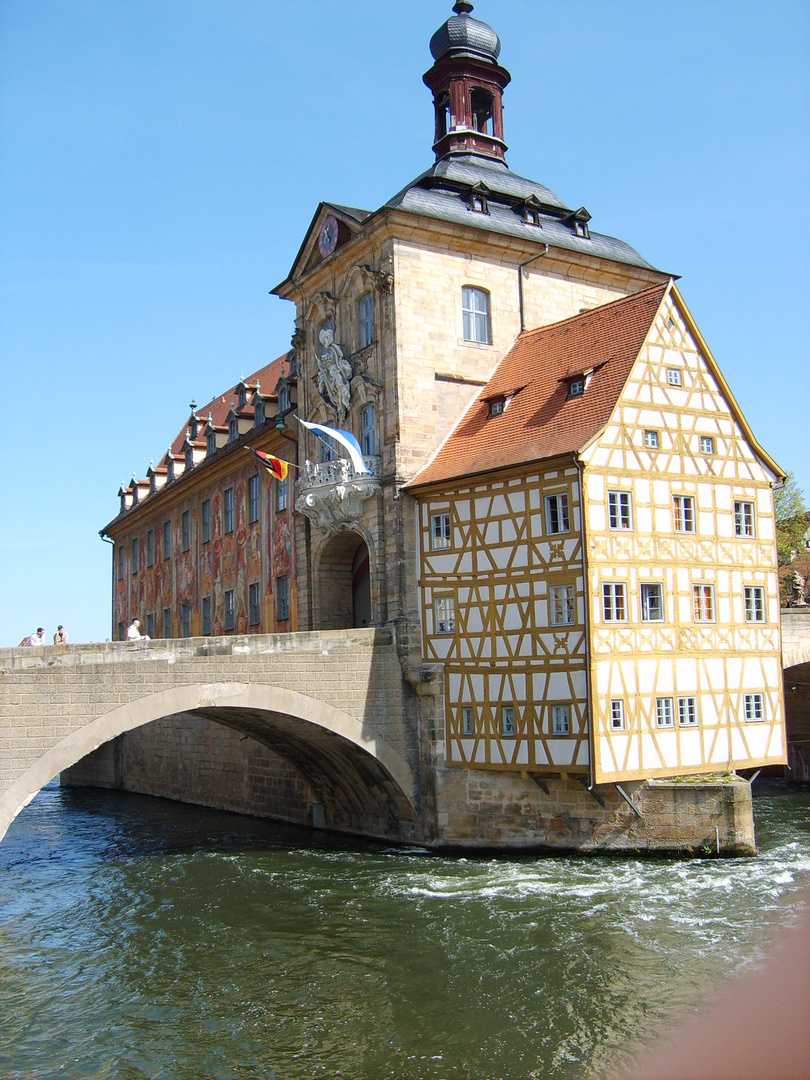 Rathaus in Bamberg in den Fluss gebaur