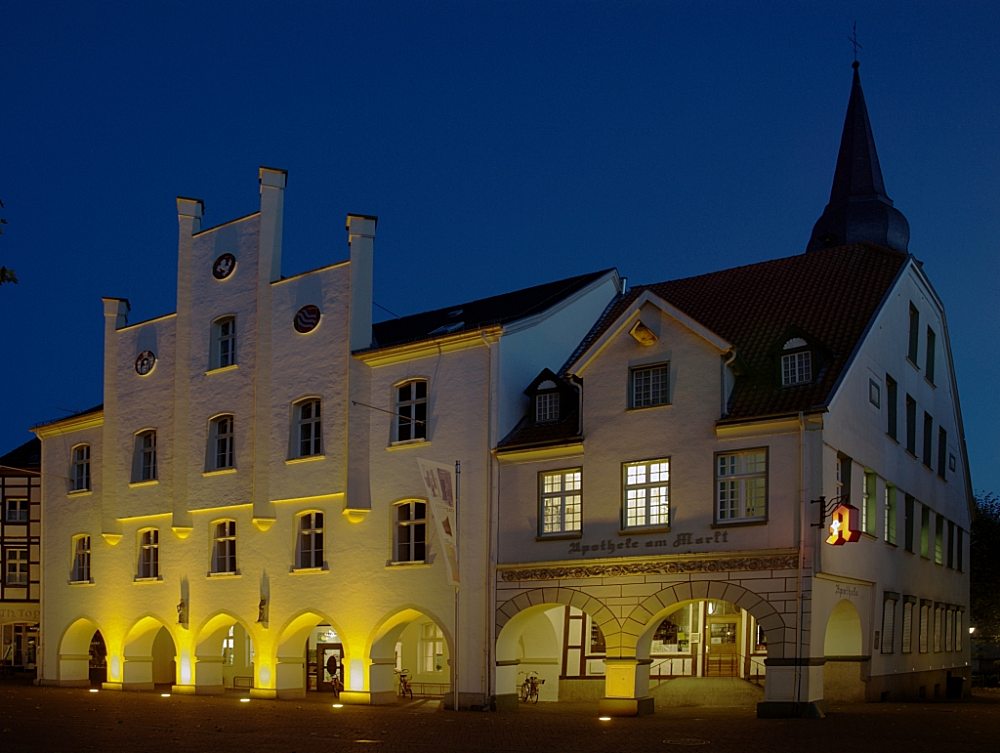 Rathaus in Beckum zur blauen Stunde