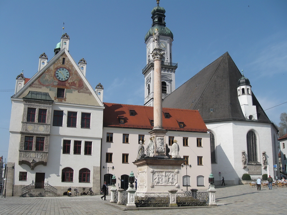 Rathaus in Freising und Kirche St. Georg