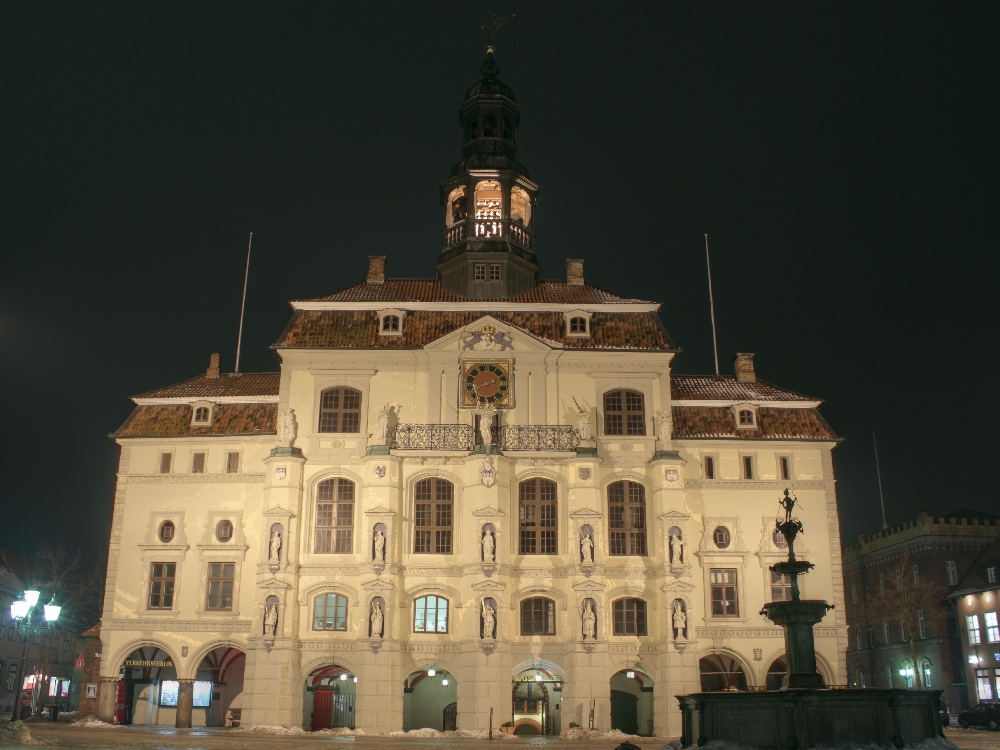 Rathaus in Lüneburg bei Nacht