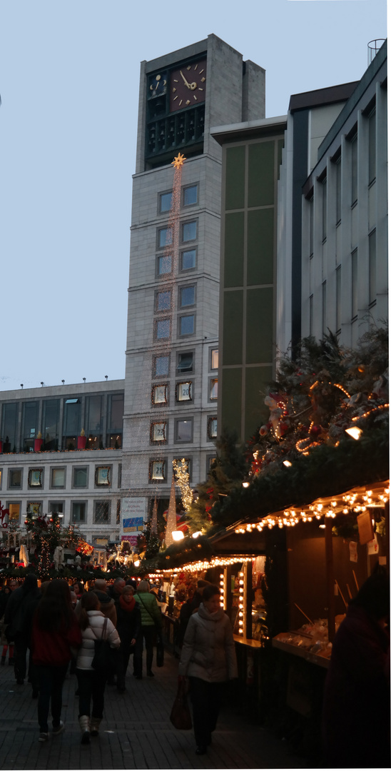 Rathaus in Stuttgart mit Weihnachtsmarkt.