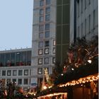 Rathaus in Stuttgart mit Weihnachtsmarkt.