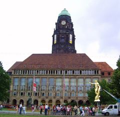 Rathaus , Mann noch unten.