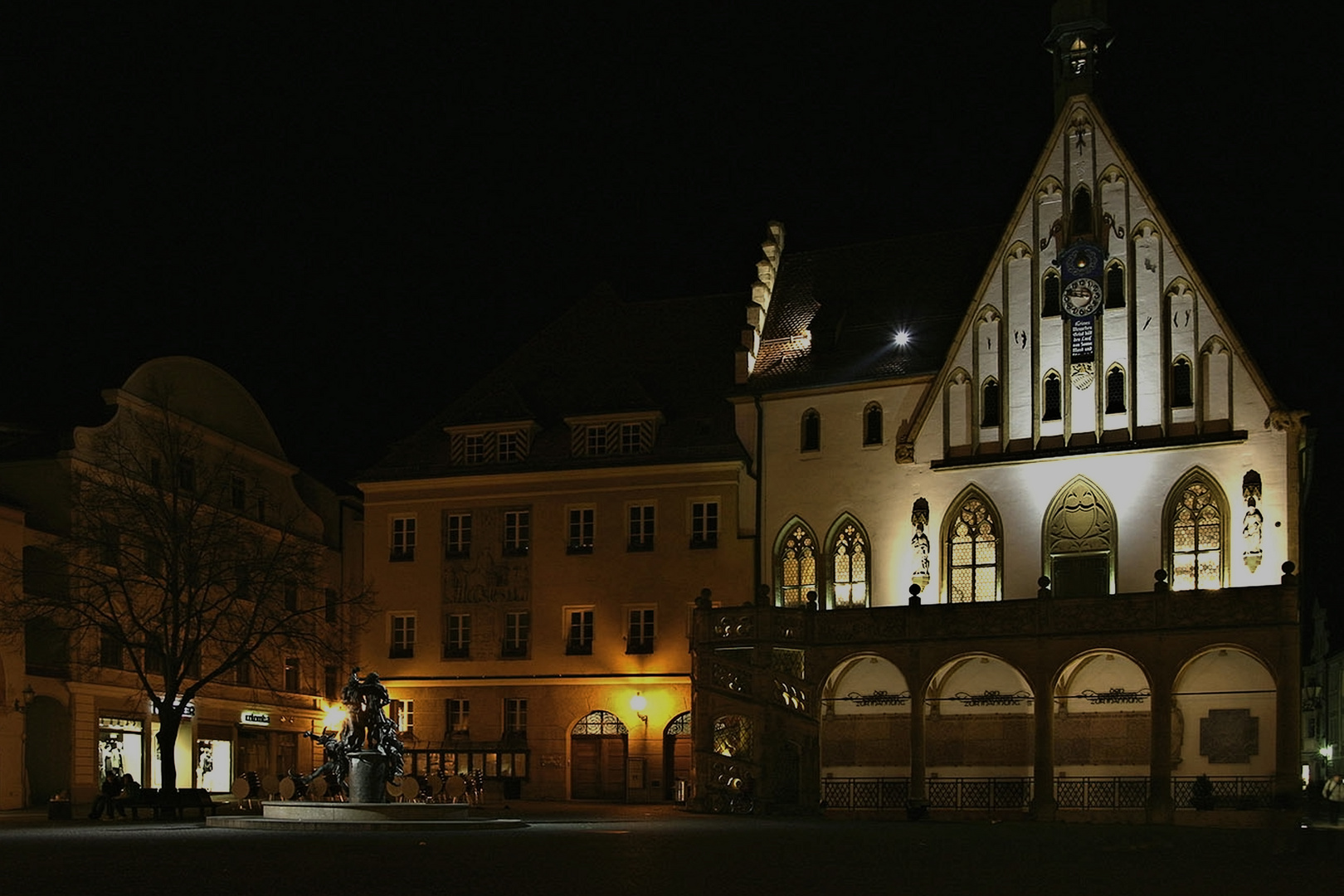 Rathaus mit Hochzeitsbrunnen